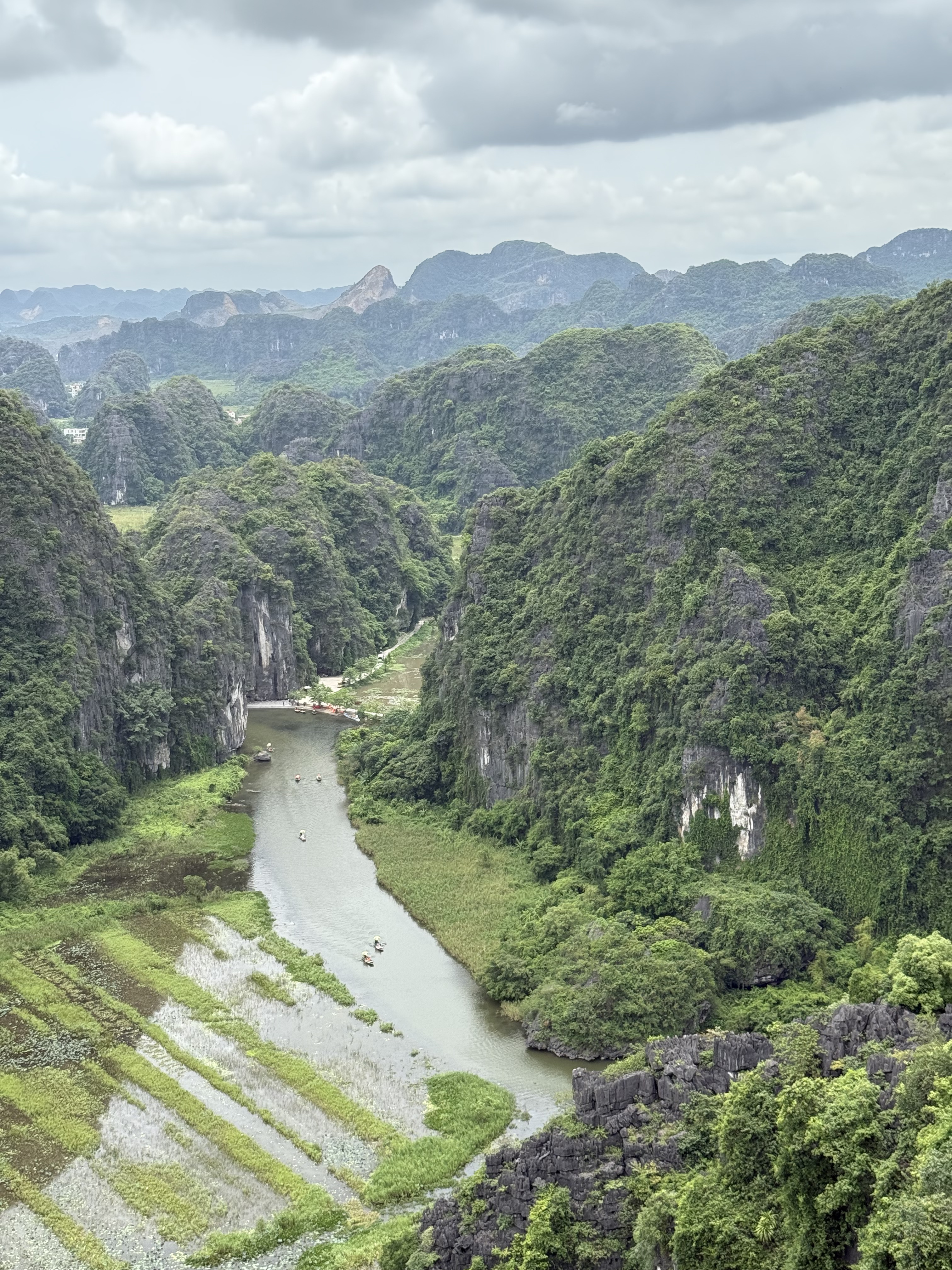 Boating through the limestone karst river gorge, Trang An Vietnam, Fitrip